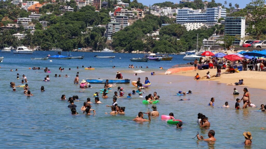 PIB Turístico: Turistas nadando durante las vacaciones en playas de Acapulco, Guerrero