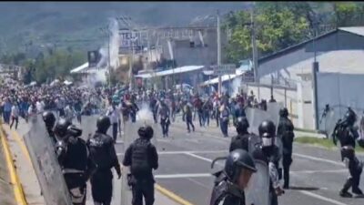 Pobladores repliegan a policías y bloquean la autopista Acapulco-Chilpancingo