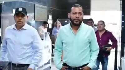 Presidente municipal de Matehuala con camisa verde detenido por la Fiscalía de San Luis Potosí