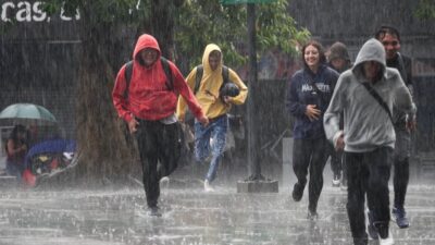 Personas caminando bajo la lluvia en la CDMX