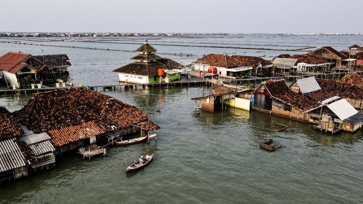 Imágenes: pueblo en Indonesia, a punto de desaparecer por culpa del mar