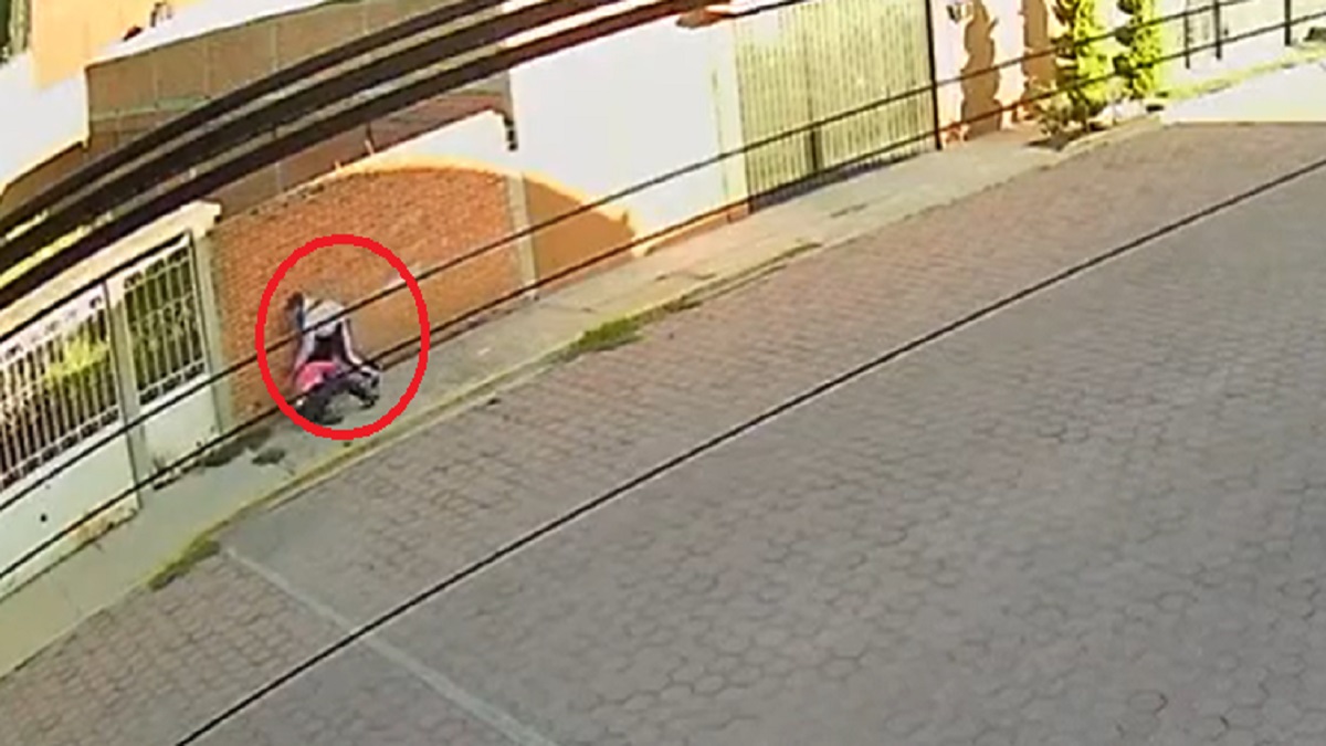 ¡Hay video! Ratero tiró al piso a una mujer y le robó en Puebla
