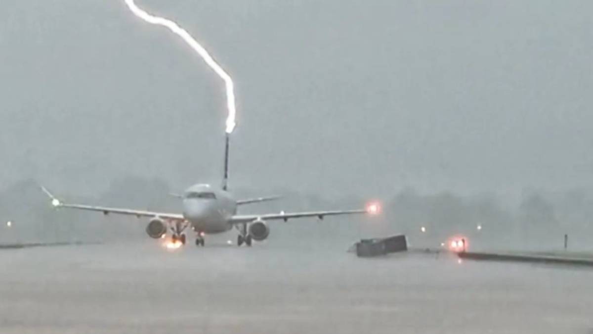 Video: rayo golpea avión con pasajeros durante tormenta