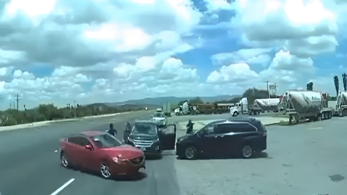 ¡A plena luz del día! En 15 segundos, roban camioneta a familia en carretera 57, San Luis Potosí: video
