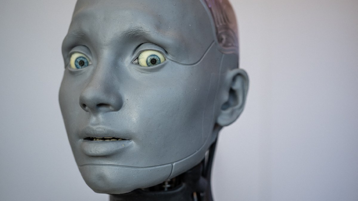 Robots humanoides dan conferencia y aseguran que dirigirán el mundo: “No tenemos los mismos prejuicios”