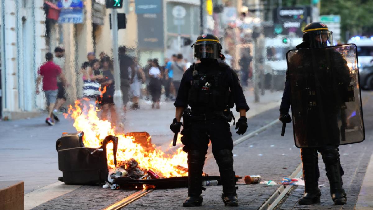 Continúan disturbios en Francia, hay al menos 157 detenidos y un bombero muerto