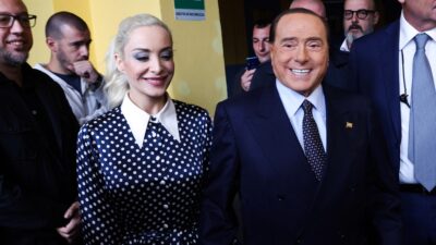 Fotografía de Silvio Berlusconi con Marta Fascina