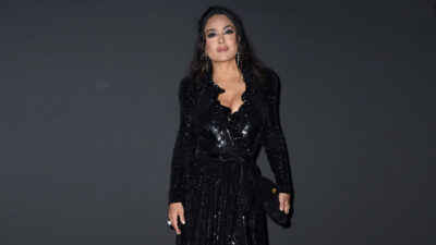 Salma Hayek disfruta sus clases de buceo y brinda con cerveza mexicana