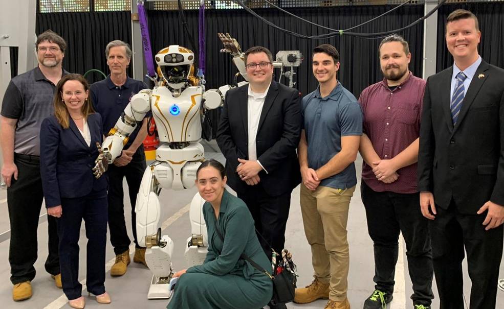 El equipo Dexterous Robotics de la NASA y representantes del Departamento de Estado de EE. UU. con el robot Valkyrie de la NASA en Woodside Energy.