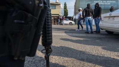Hombre armado y encapuchados
