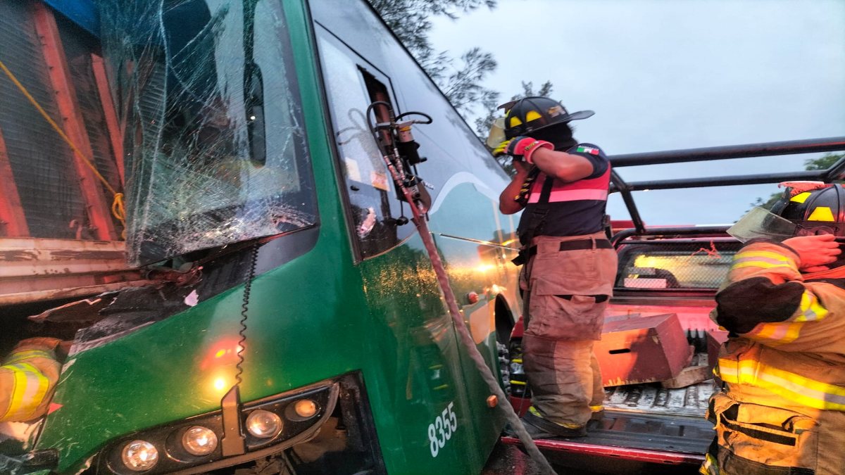 Autobús de pasajeros choca con camión torton en la Autopista del Sol; hay al menos 4 lesionados