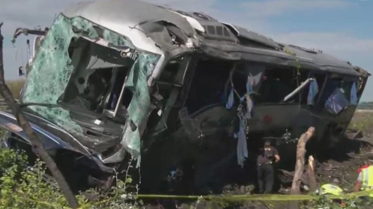 Volcadura de autobús en autopista México-Querétaro deja 6 muertos; el chofer se había quedado dormido