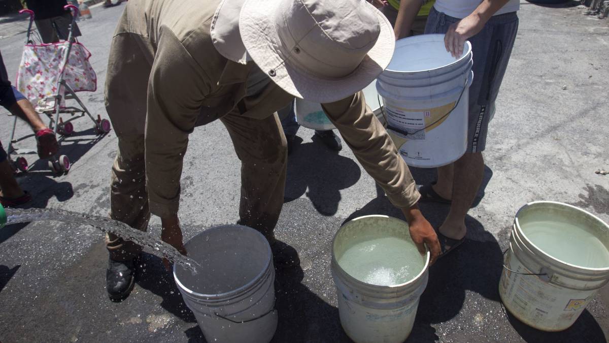 ¡Saca el tambo! 7 colonias de Neza tendrán reducción de agua por reparación de tuberías
