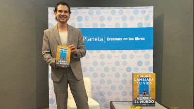 Alan Estrada presenta su libro “Viajar cambiará tu vida”