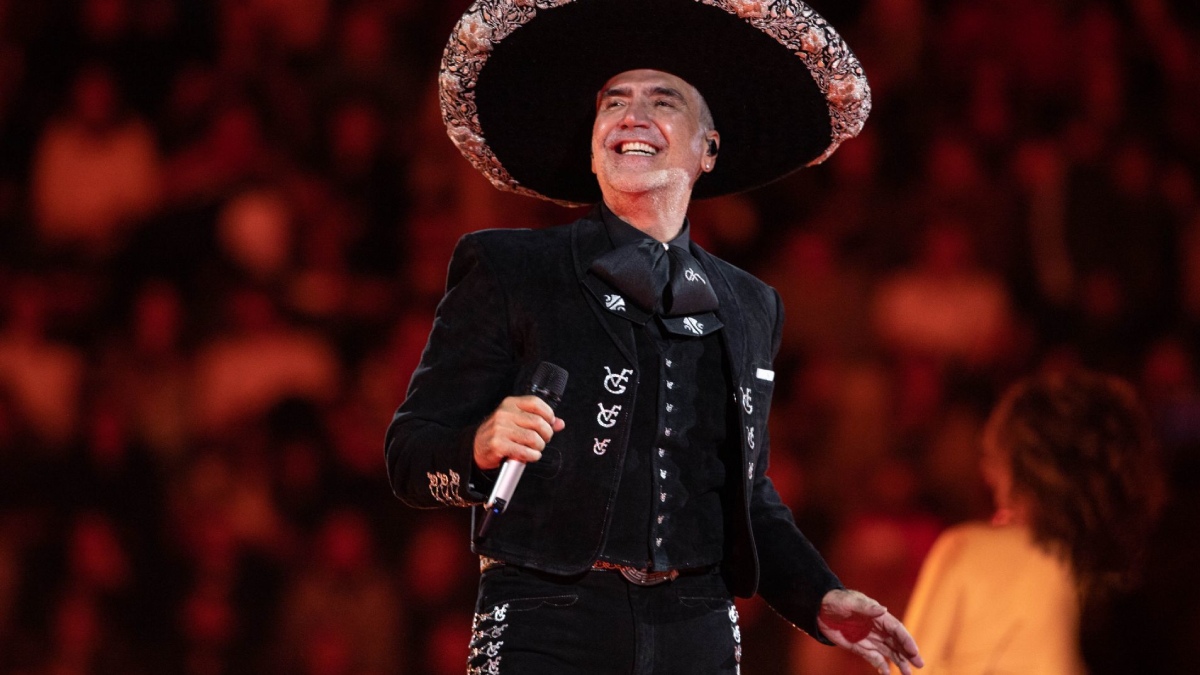 ¡Qué suertudos! Alejandro Fernández se echa palomazo y deleita a fans en restaurante de Isla Mujeres