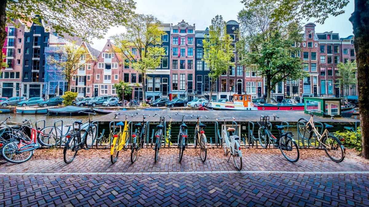 Así sacan del agua las bicicletas tiradas a los canales en Ámsterdam