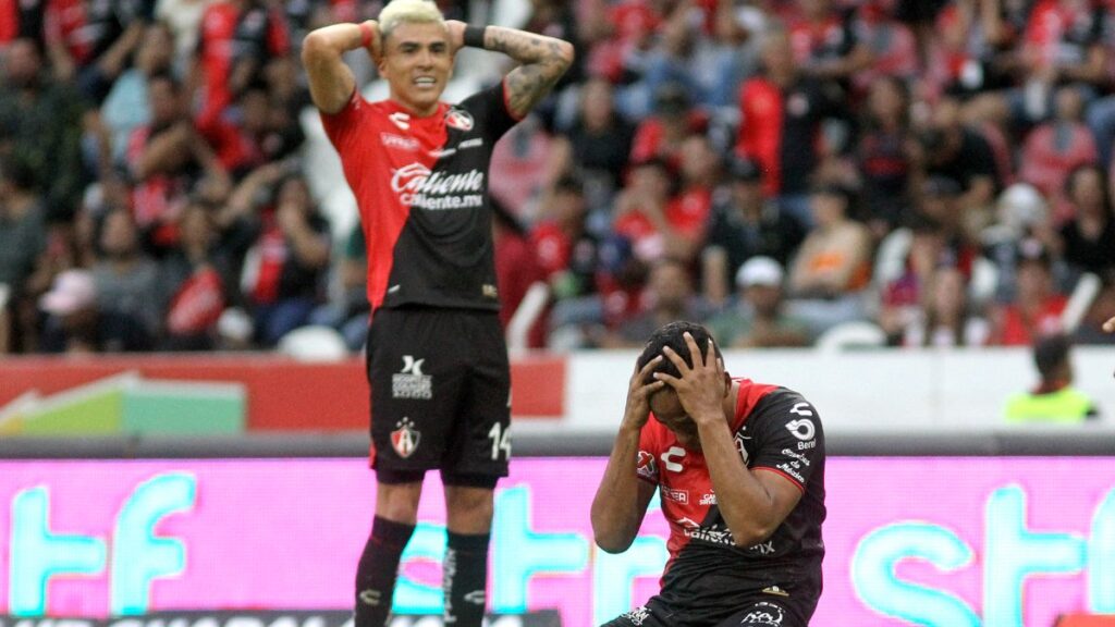Jugadores del Atlas se lamentan en partido ante Toluca en la Liga MX