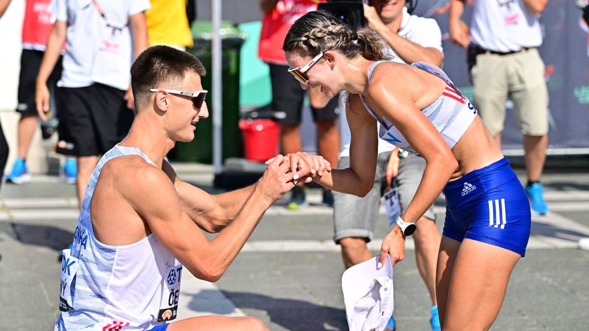 ¡Propuesta de matrimonio en el Mundial de Atletismo! Atleta eslovaco espera en la línea de meta para entregar el anillo