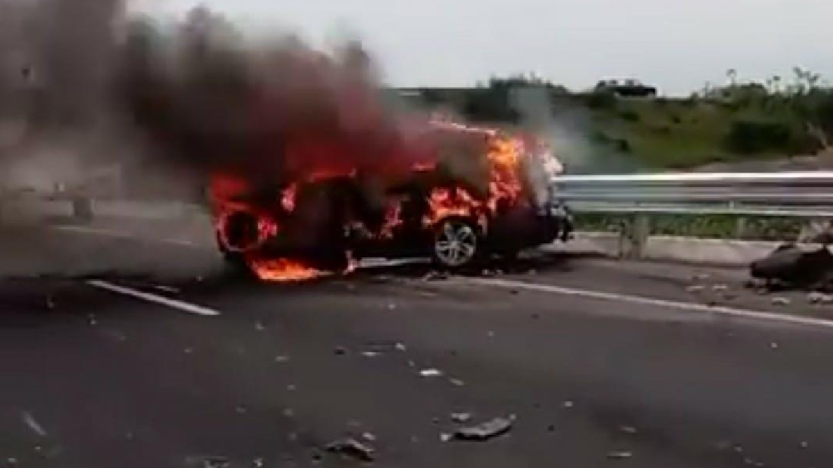 Tiroteo y persecución terminan en fuerte choque en la Autopista de Occidente; hay 5 muertos