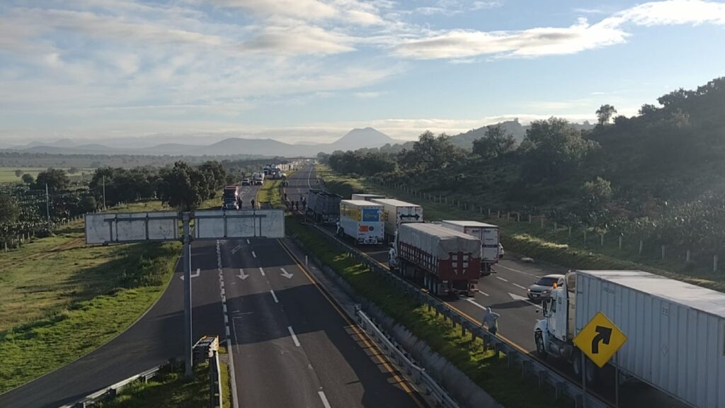 Autopista México-Tulancingo: vuelca pipa con turbosina
