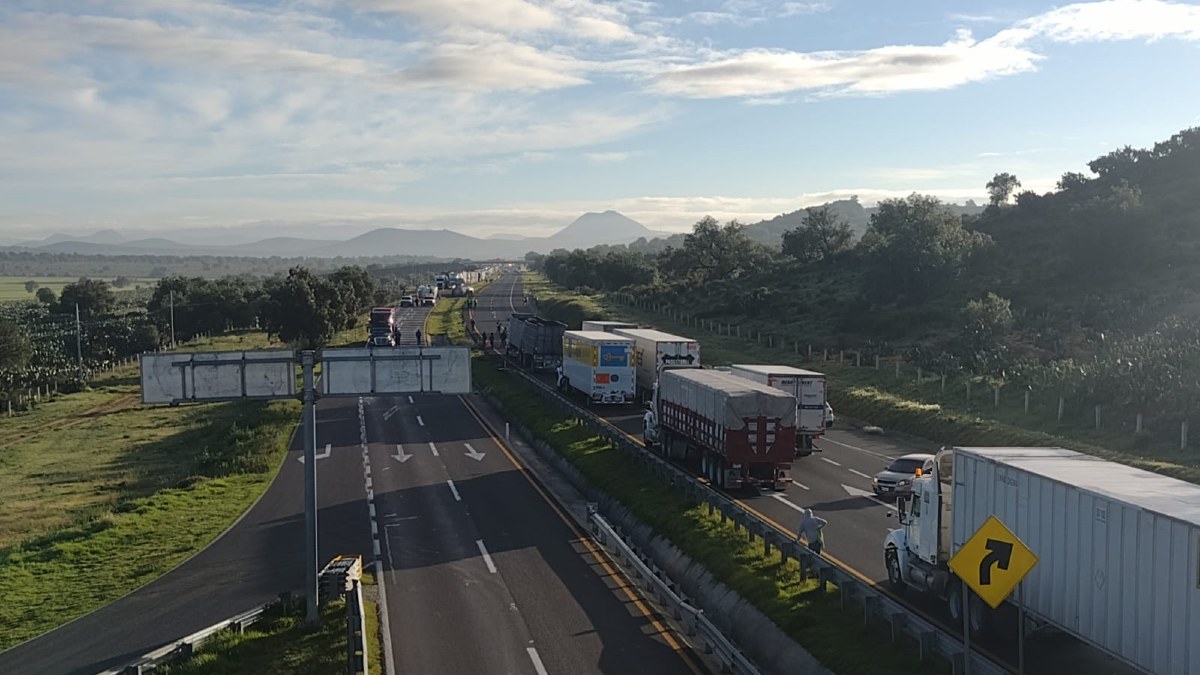 Caos en la Autopista México-Tulancingo: vuelca pipa con turbosina en Nopaltepec; hay cierre a la circulación