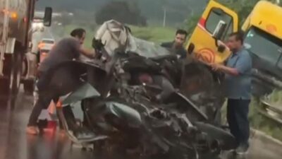 Autopista Siglo XXI: tráiler y auto chocan de frente; video