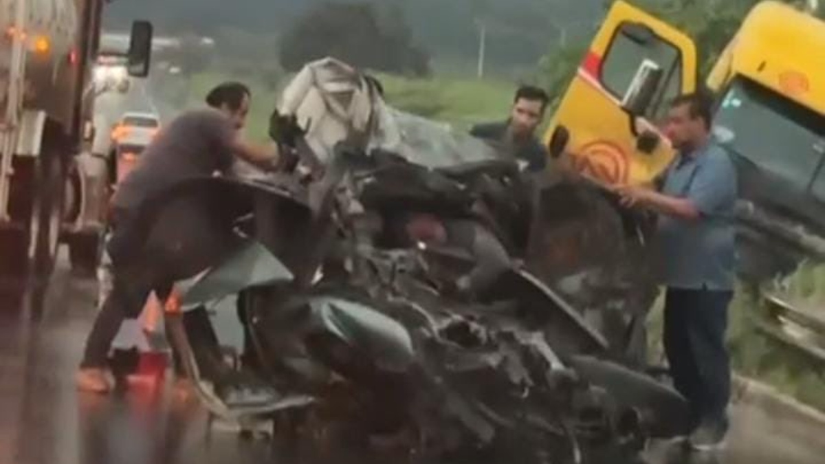 ¡Quedó deshecho! Video del momento en que tráiler y auto chocan de frente en la Autopista Siglo XXI