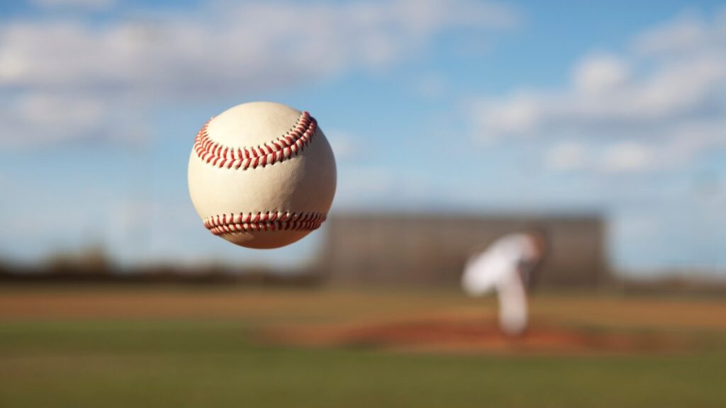 Pelota de beisbol surcando los aires