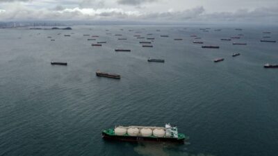 Decenas de buques varados esperando pasar por el Canal de Panamá