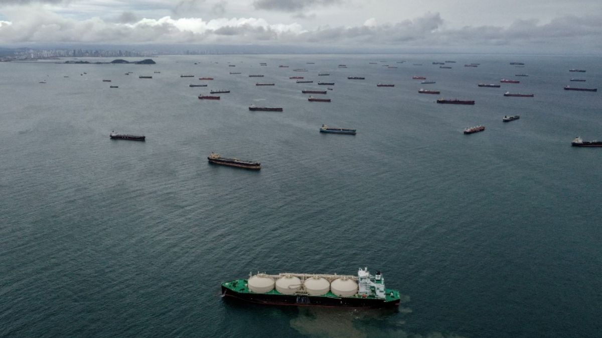 “Parece batalla naval”: decenas de buques “atorados” en Canal de Panamá; ¿a qué se debe?