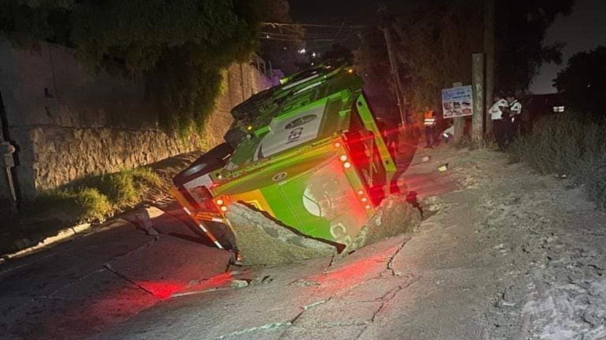 Megasocavón “se traga” camión de basura en Tijuana, Baja California