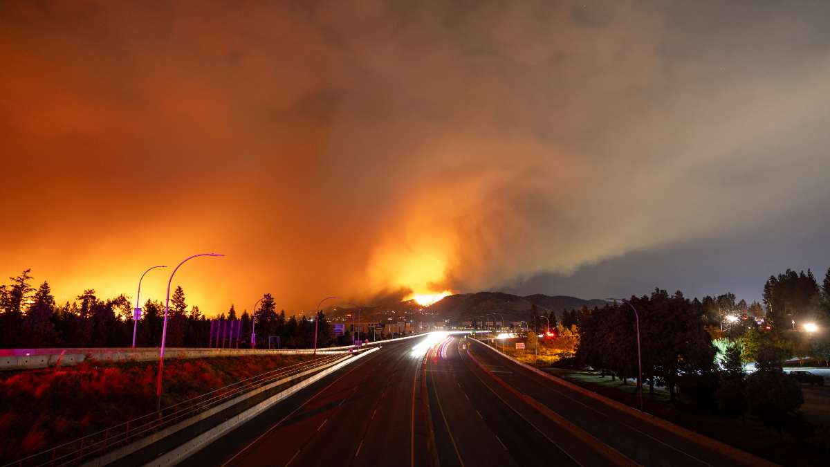 A contrarreloj: duplican vuelos de evacuación en Canadá por incendio forestal en el norte