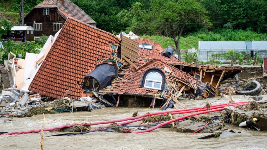 Catástrofes naturales: casa destruída por una inundación en Eslovenia