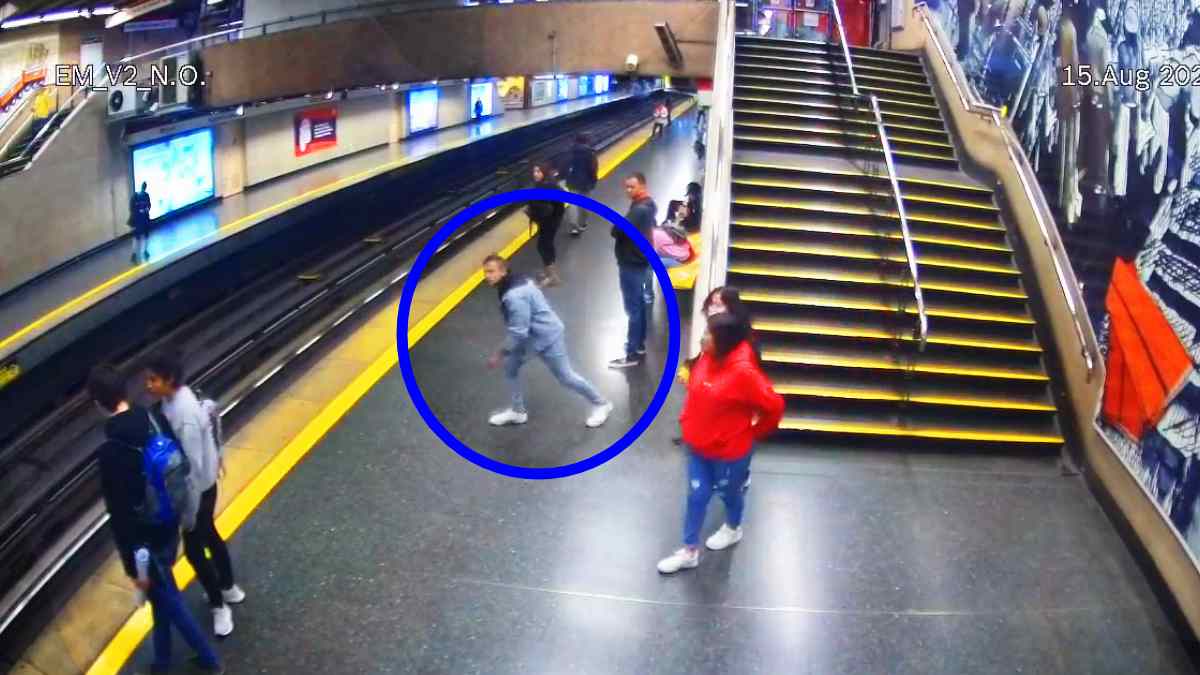 Fuertes imágenes: joven toma vuelo y se avienta a las vías del Metro en Chile