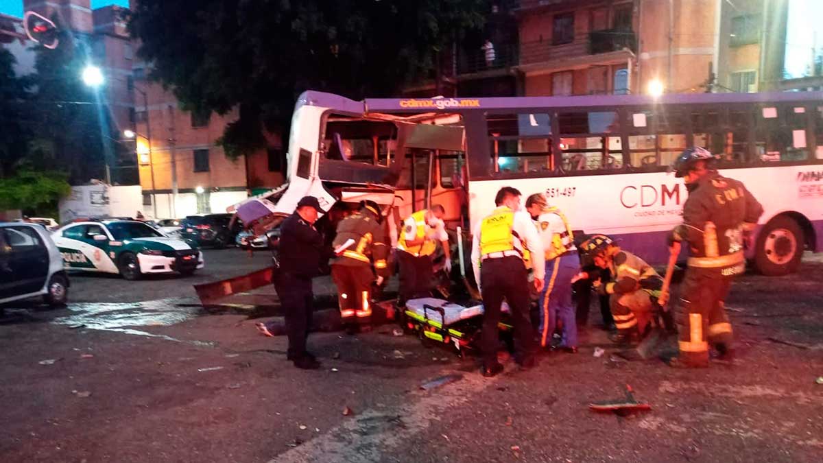 Accidente en Circuito Interior: tráiler colisiona con transporte público; hay múltiples heridos