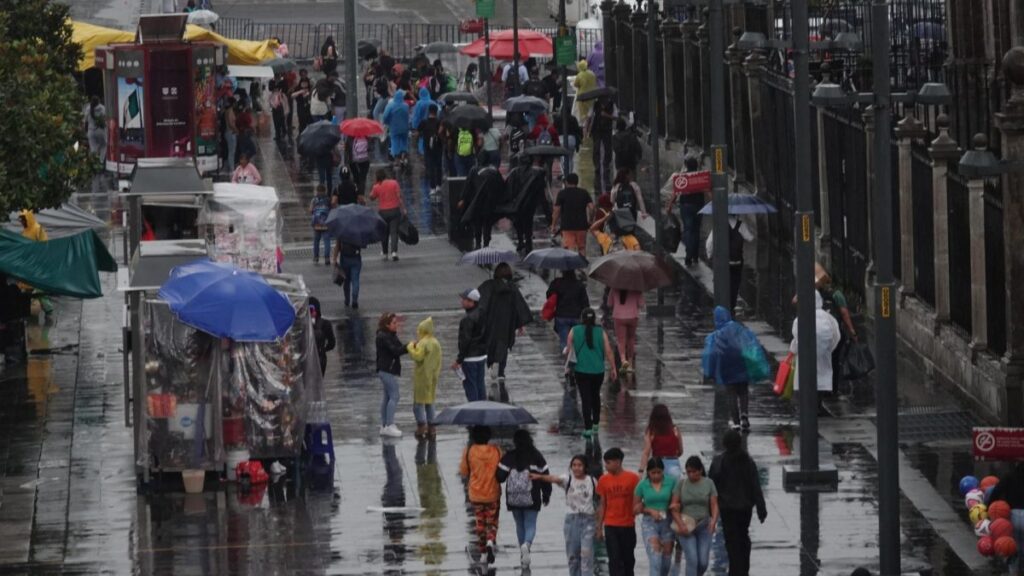 Gente camina con paraguas bajo la lluvia en la CDMX