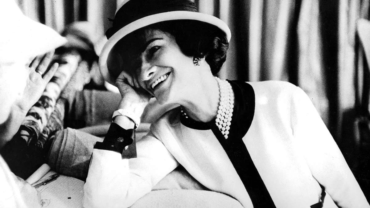 Traje sastre, pantalón y otras prendas que Coco Chanel popularizó para las mujeres
