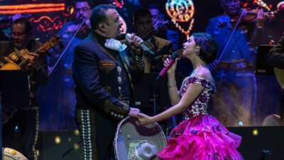 Ángela Aguilar y Pepe Aguilar sorprenden al cantarle a quinceañera