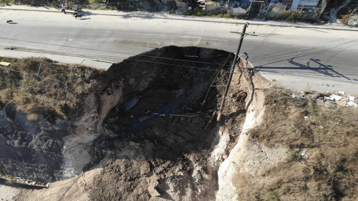 Impactante: deslave provoca megasocavón en Tijuana; aquí imágenes