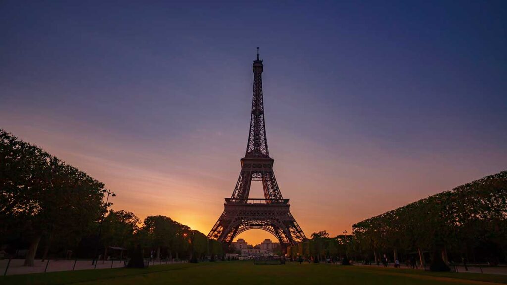Dos turistas de EU ebrios pasan la noche en la Torre Eiffel