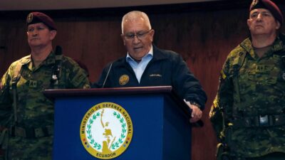 Ministro de Defensa de Ecuador, Luis Lara, con soldados a sus costados durante conferencia de prensa
