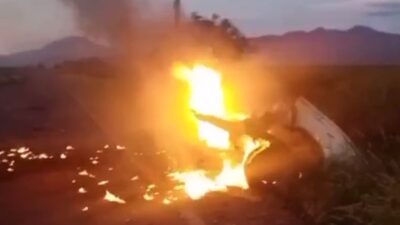 En Apatzingán, atacan y queman camión con jornaleros de limón