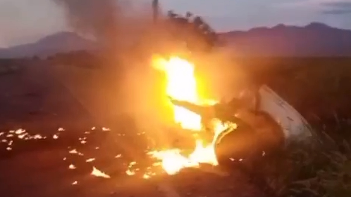Atacan y queman camión con jornaleros de limón en Apatzingán, Michoacán