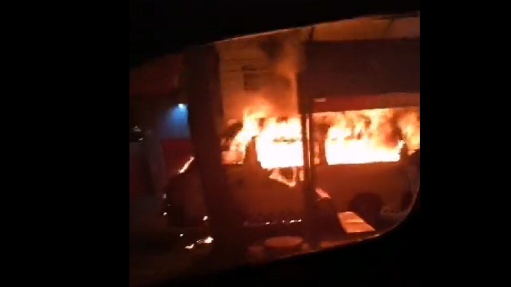 En Coacalco, presuntos extorsionadores incendian combi de transportistas.