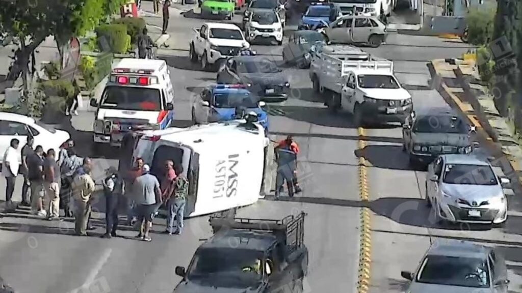 En León, Guanajuato, choca y vuelca ambulancia del IMSS; video