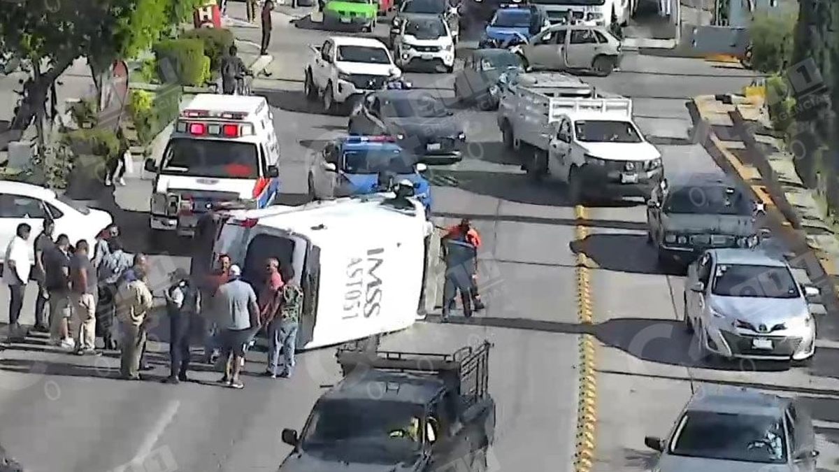 Fuerte choque: captan volcadura de ambulancia en León, Guanajuato; paciente muere por el impacto