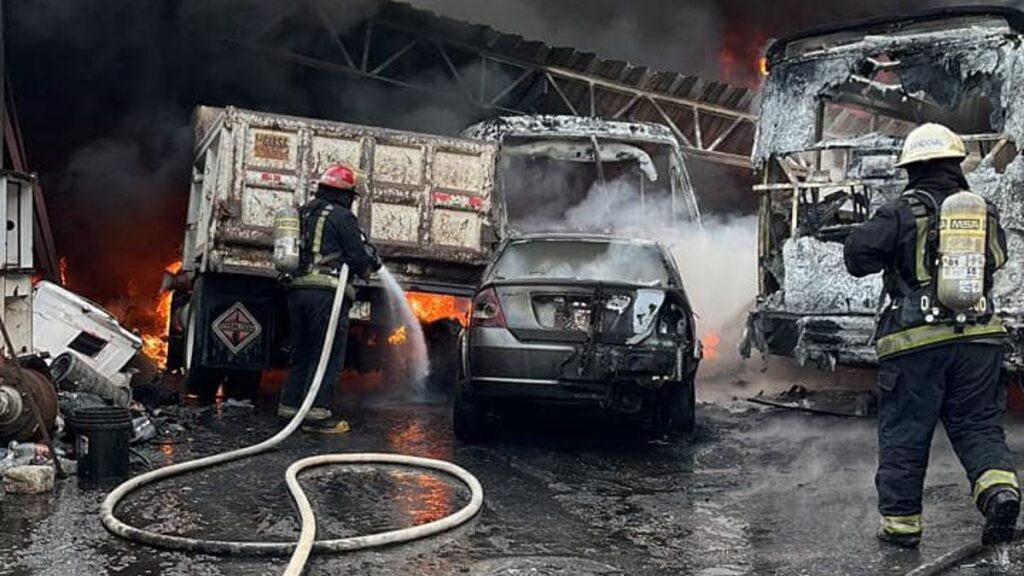 En Morelos, se registra incendio en taller mecánico en Jiutepec