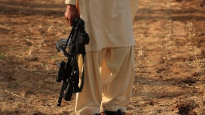 Estado Islámico: Hombre con vestimenta islámica con un arma larga en la mano