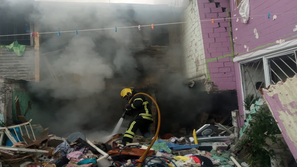 Explota casa por posible acumulación de gas en Neza; hay 3 heridos