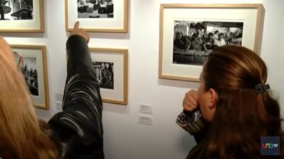 Dos mujeres observan fotografías en un museo